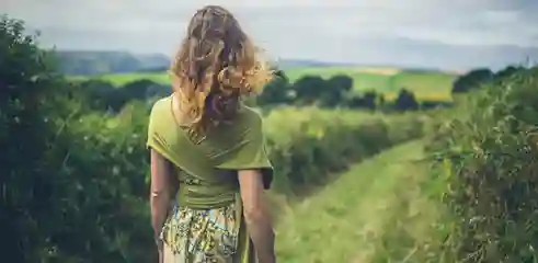 Femme qui avance vers ses objectifs