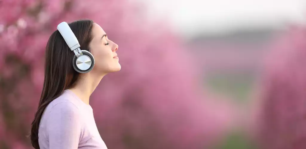 Femme qui profite d'une méditation guidée avec son casque