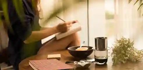Femme qui fait des exercices de la loi de l'attraction et de renforcement positif