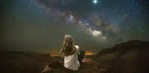 femme-qui-contemple-les-etoiles Femme qui contemple les étoiles et le ciel