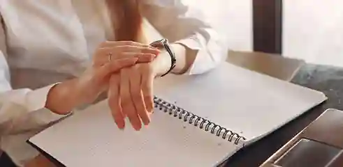Femme qui regarde sa montre
