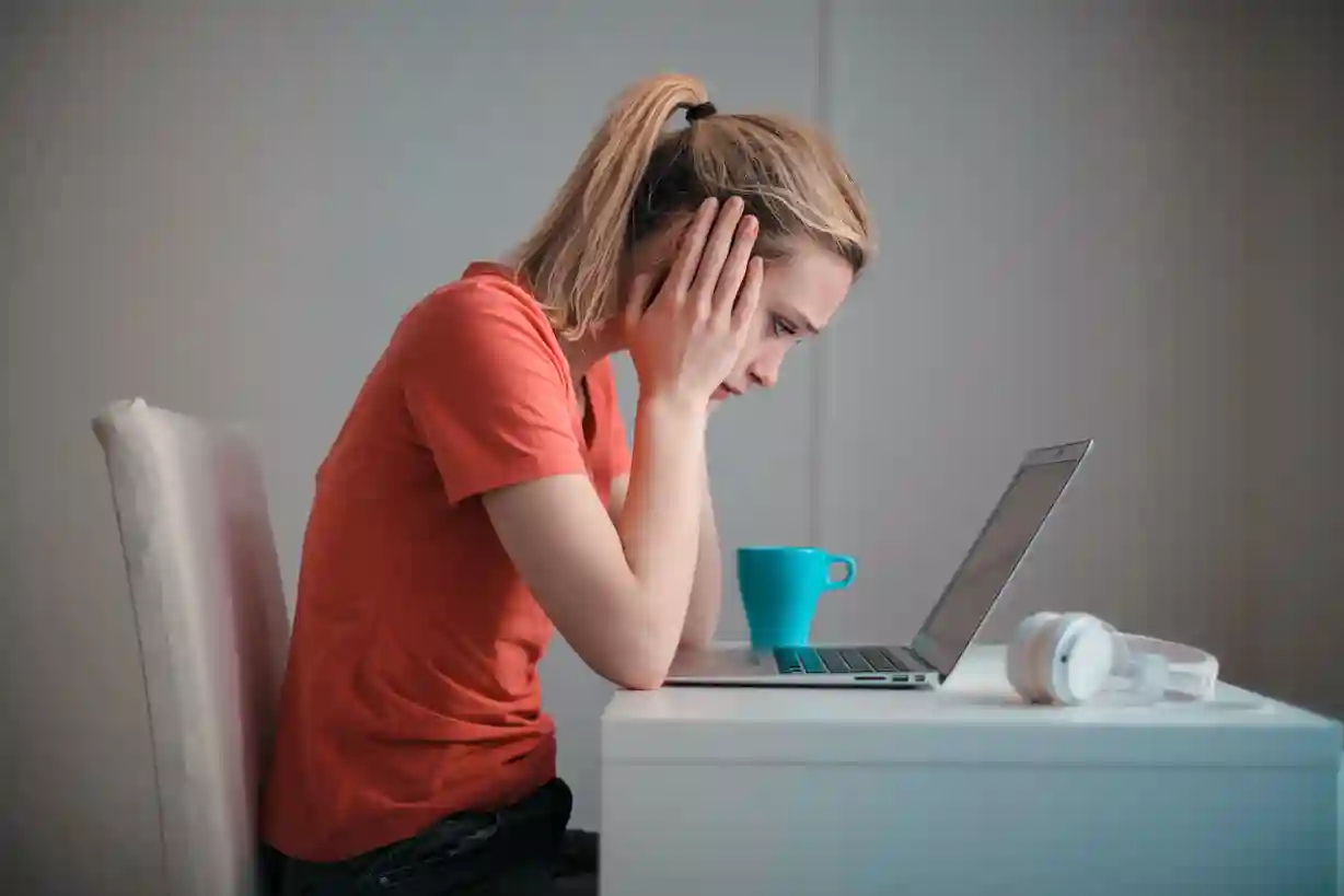 Femme stressée au travail qui a le syndrome de l'imposteur