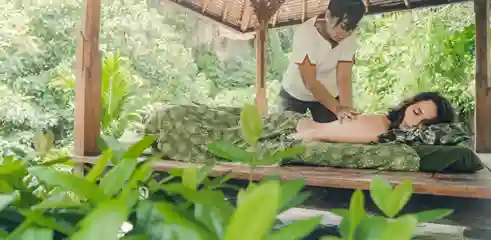 Femme qui reçoit un soin énergétique dans la nature